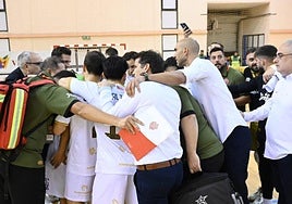 La plantilla y el cuerpo técnico melonero hacen una piña tras la victoria ante el Luxol.