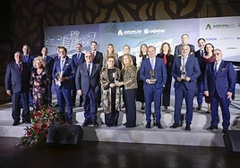 Foto de familia de los premiados con representantes institucionales, de Agrupal, Cajamar (coorganizadora) y las entidades colaboradoras.
