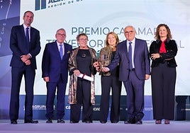 Los hermanos Francisco, Mari Toni, Teresa y Antonio Marín recogen el Premio a la Trayectoria Empresarial de Agrupal.