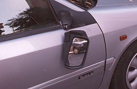 Imagen de archivo de un coche con el retrovisor roto.
