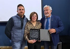 Pablo González (hijo de Francisco González) y Josefica Villalba (encargada de personal de la empresa), junto a Santiago Martínez Gabaldón.