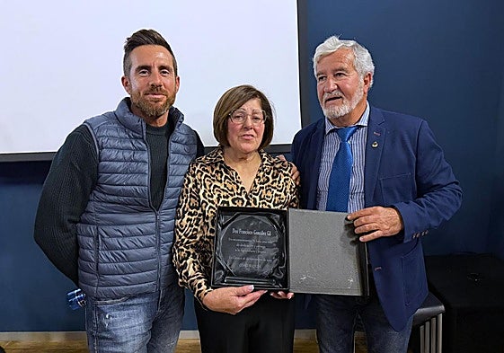 Pablo González (hijo de Francisco González) y Josefica Villalba (encargada de personal de la empresa), junto a Santiago Martínez Gabaldón.