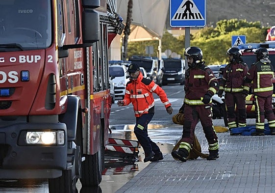 Bomberos actúan en el hospital para sofocar las llamas.