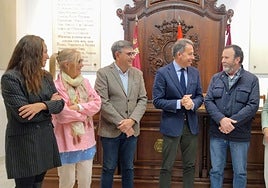 Los cronistas oficiales, a ambos lados del alcalde, y las portavoces de PSOE y Vox tras anunciar los nombramientos.