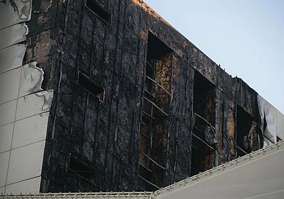 Parte de la fachada afectada por el fuego originado este miércoles.
