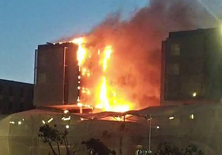 El incendio, este miércoles, en el hospital Santa Lucía de Cartagena.