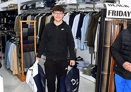 Javier Fuertes carga con dos bolsas durante su compra.