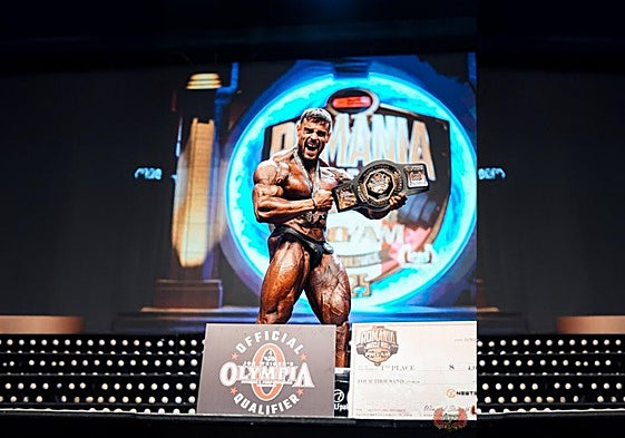 Cinturón, medalla y billete. Josema Beast celebra su pase al Mr. Olympia 2026.