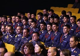 Profesores y alumnos de segundo curso de la AGA escuchan con atención al jefe del Estado Mayor del Aire.