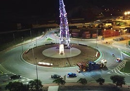 Mecánicas Bolea transporta maquinaria junto a la Grúa Sansón.