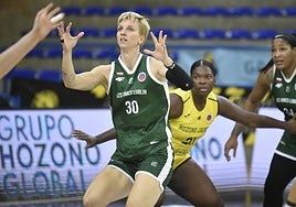 Gil busca recibir un pase en el duelo de ida en el Fausto, mientras Vonleh aguarda atenta.