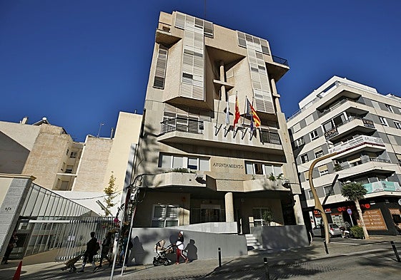 Vista exterior del Ayuntamiento de Torrevieja.