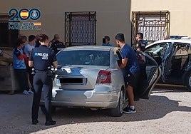 La Policía Nacional y la Policía Local de Yecla durante las detenciones.