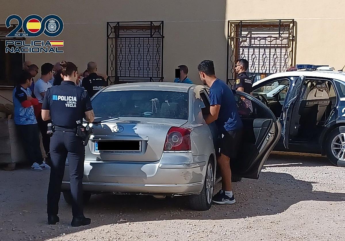 La Policía Nacional y la Policía Local de Yecla durante las detenciones.