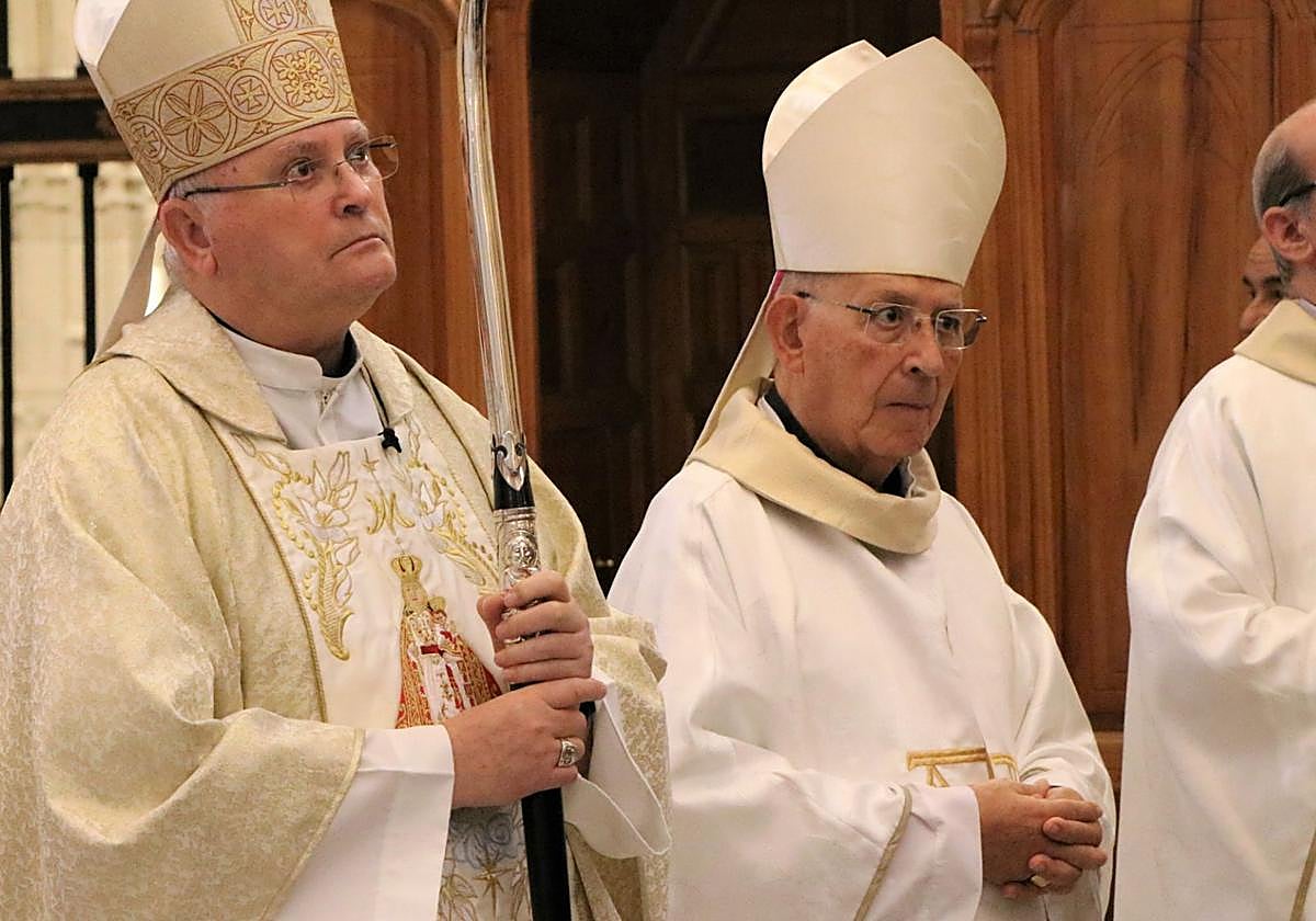 Monseñor Francisco Gil Hellín junto al obispo de la diócesis de Cartagena José Manuel Lorca Planes.