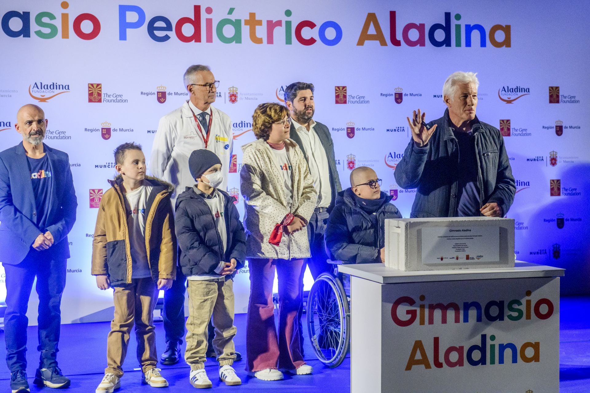 La visita de Richard Gere a La Arrixaca, en imágenes