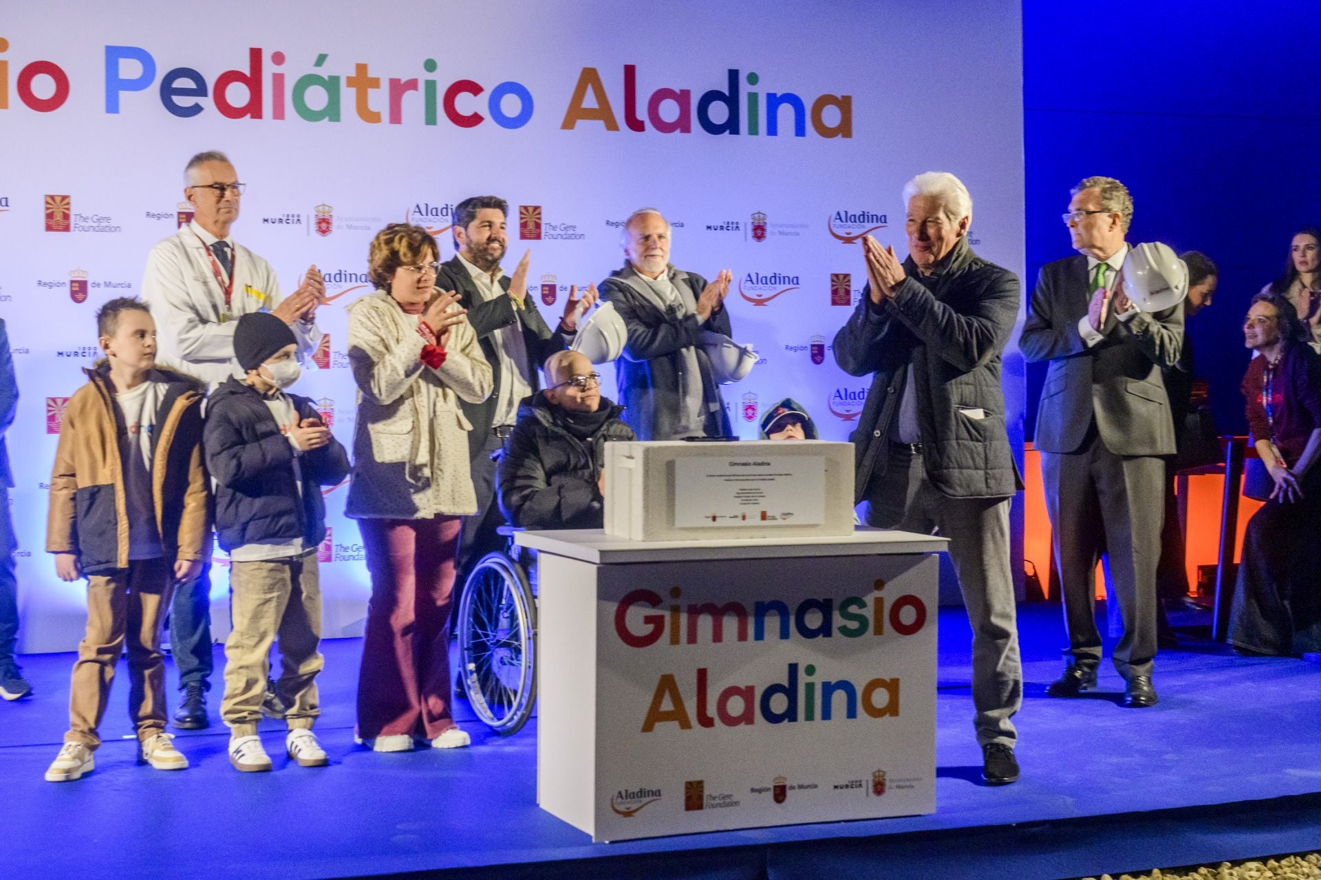 La visita de Richard Gere a La Arrixaca, en imágenes