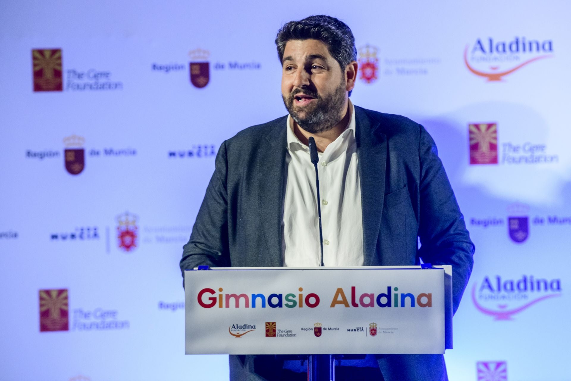 La visita de Richard Gere a La Arrixaca, en imágenes