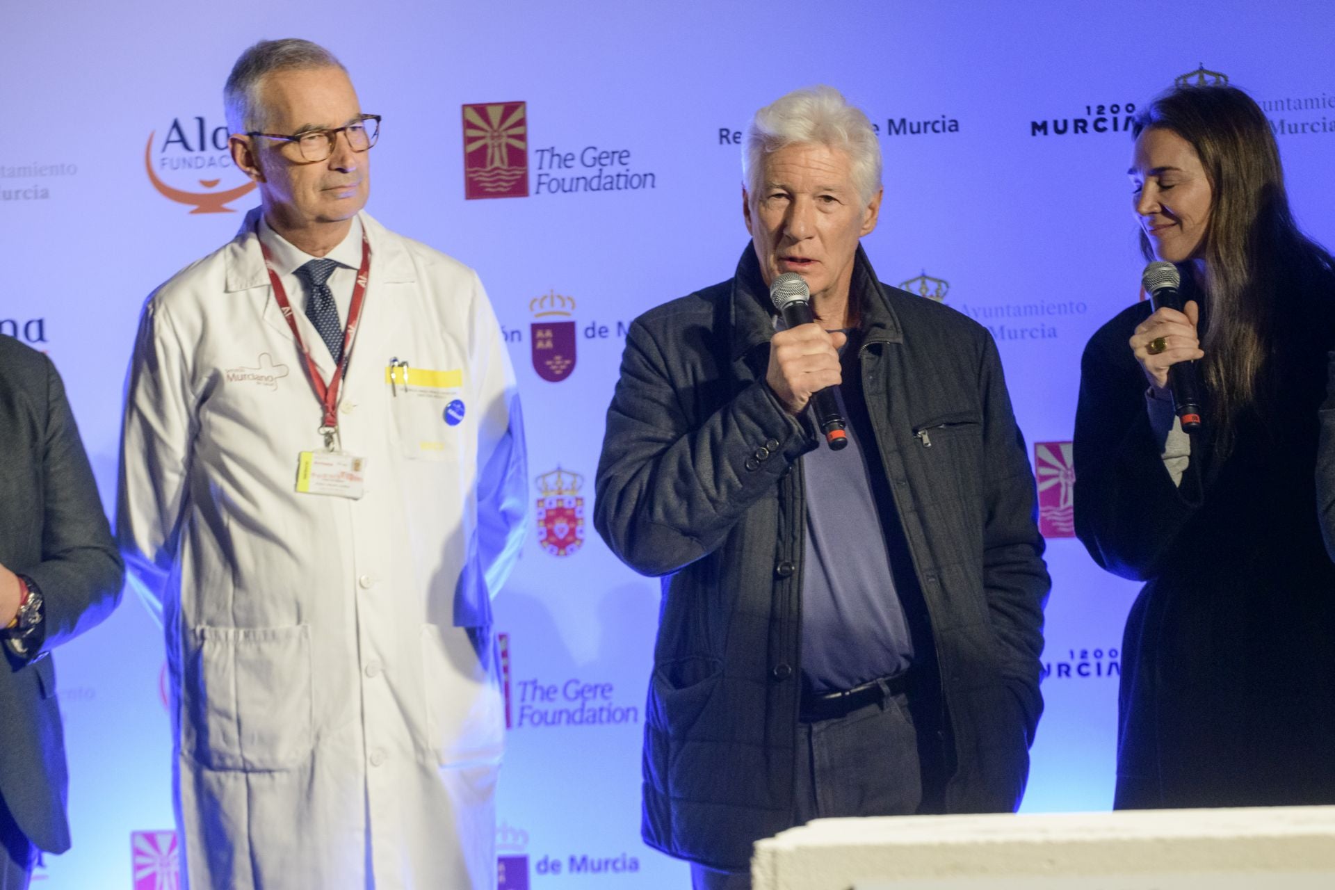 La visita de Richard Gere a La Arrixaca, en imágenes