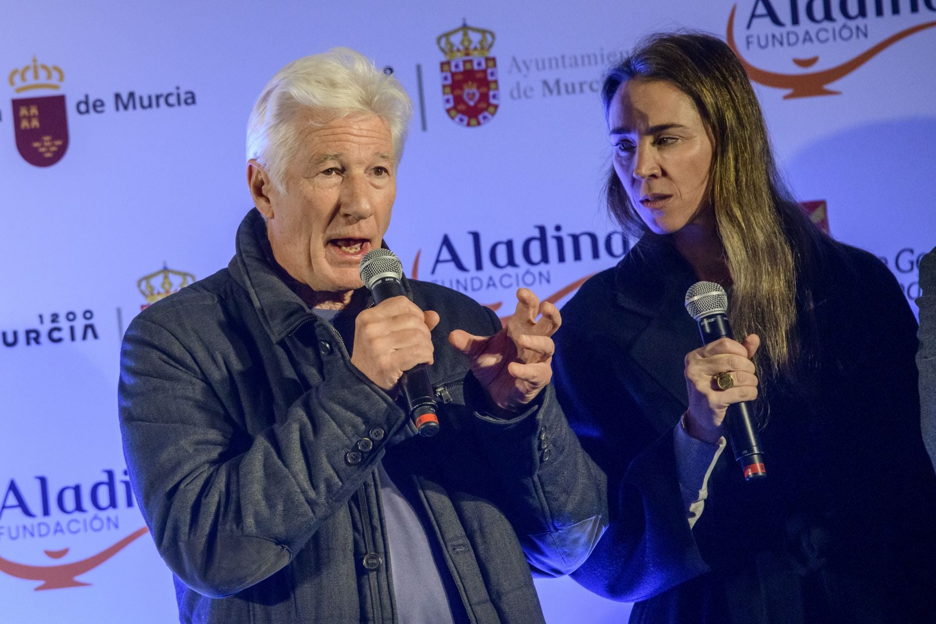 La visita de Richard Gere a La Arrixaca, en imágenes
