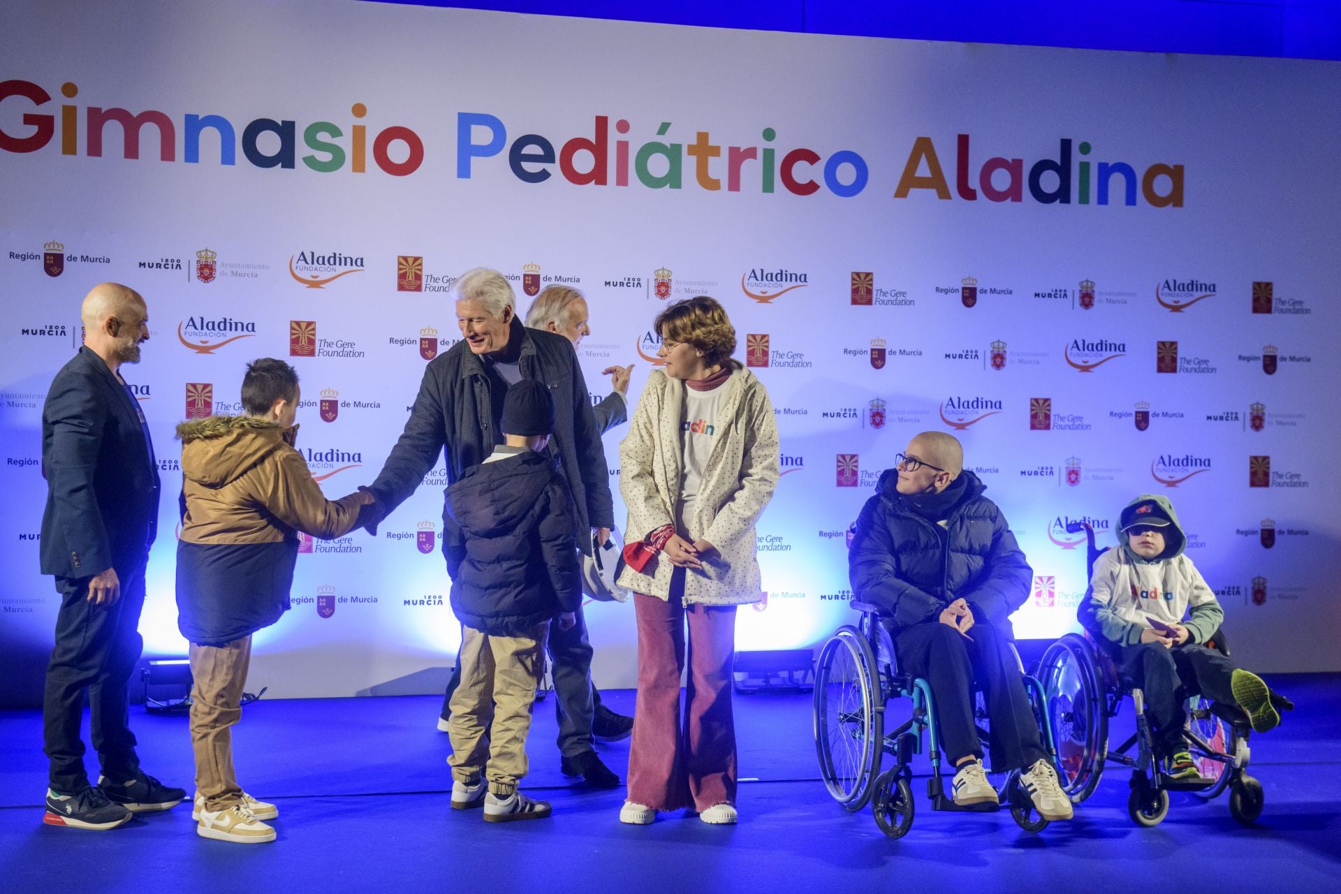 La visita de Richard Gere a La Arrixaca, en imágenes