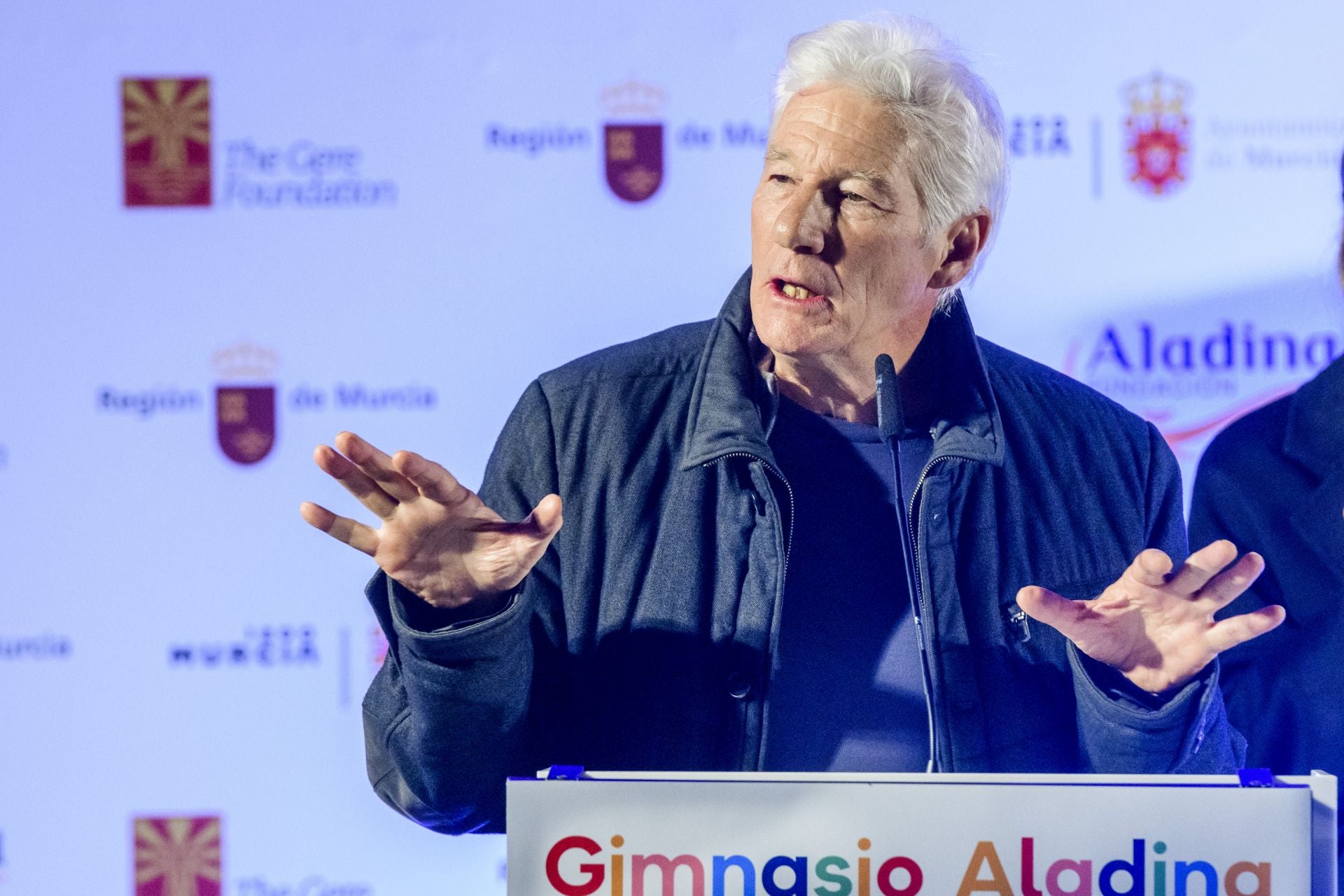 La visita de Richard Gere a La Arrixaca, en imágenes