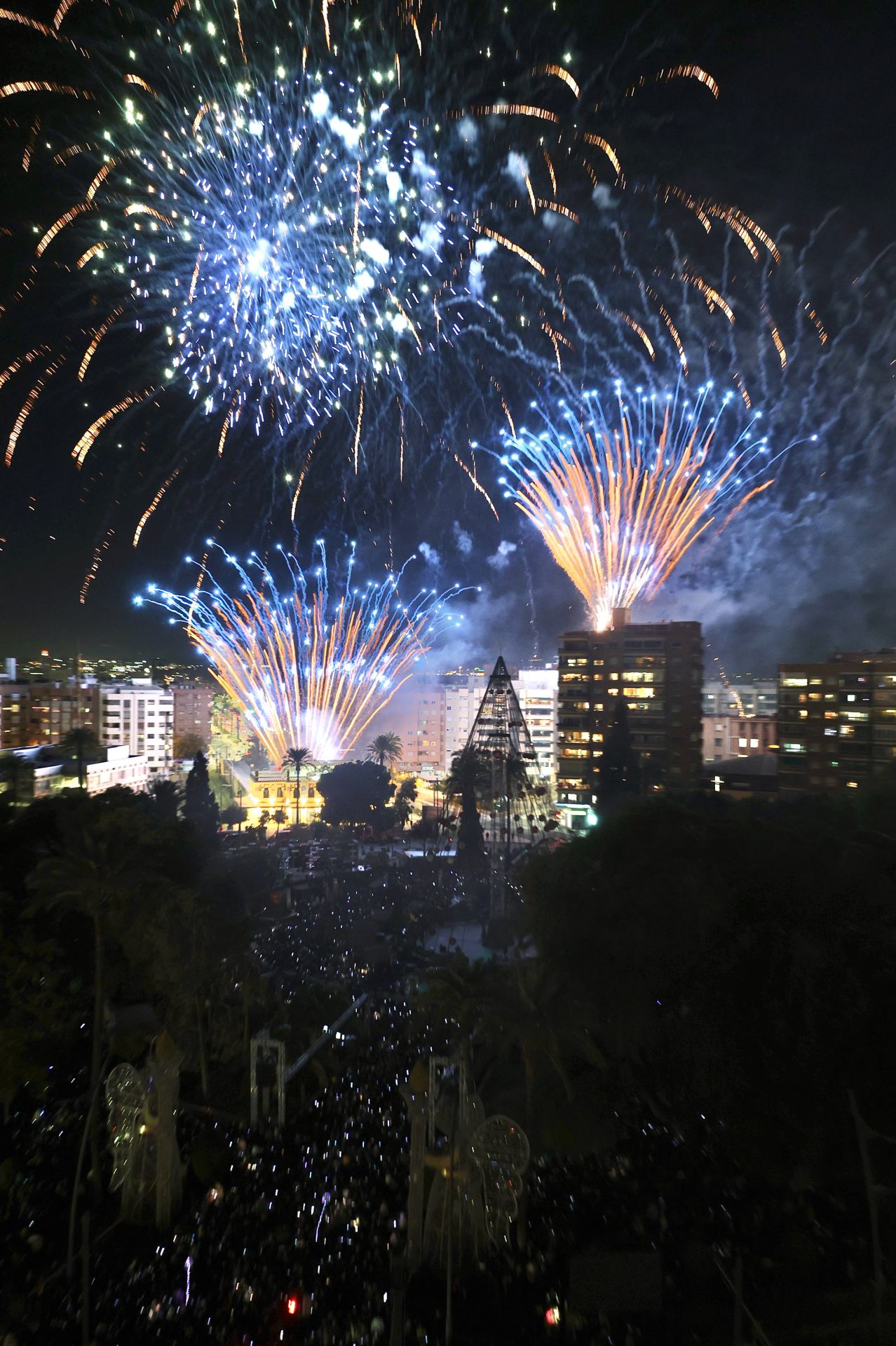 El encendido del árbol de Navidad de Murcia, en imágenes