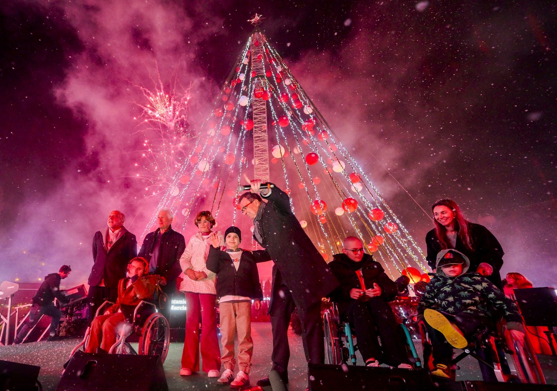 El encendido del árbol de Navidad de Murcia, en imágenes