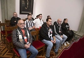 Aficionados del Efesé, en el Pleno de Cartagena, ayer.