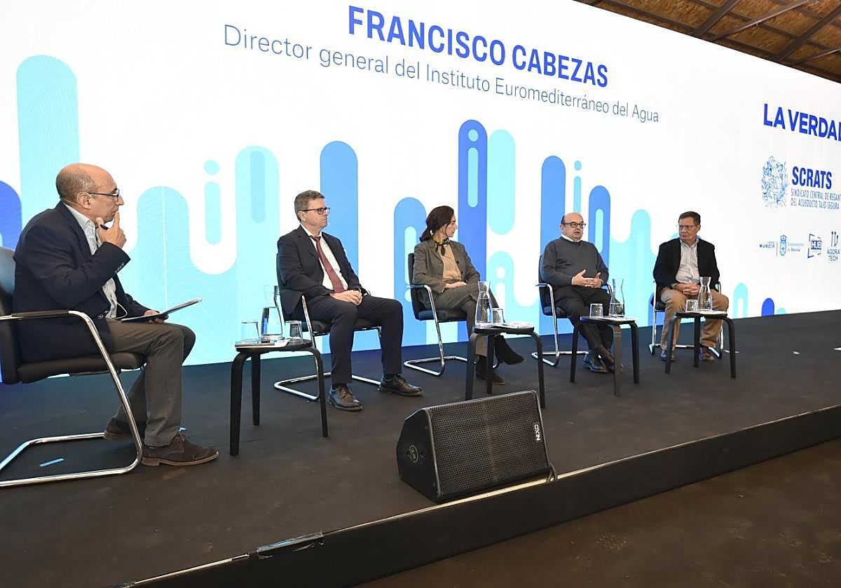 El periodista Manuel Buitrago, junto a los expertos Andrés Molina, Isabel Cano, Francisco Cabezas y Luis Garrote.
