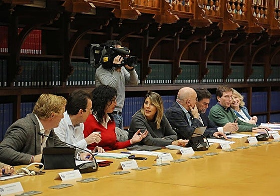 La alcaldesa de Cartagena (cuarta por la izquierda), este viernes, en Burgos.