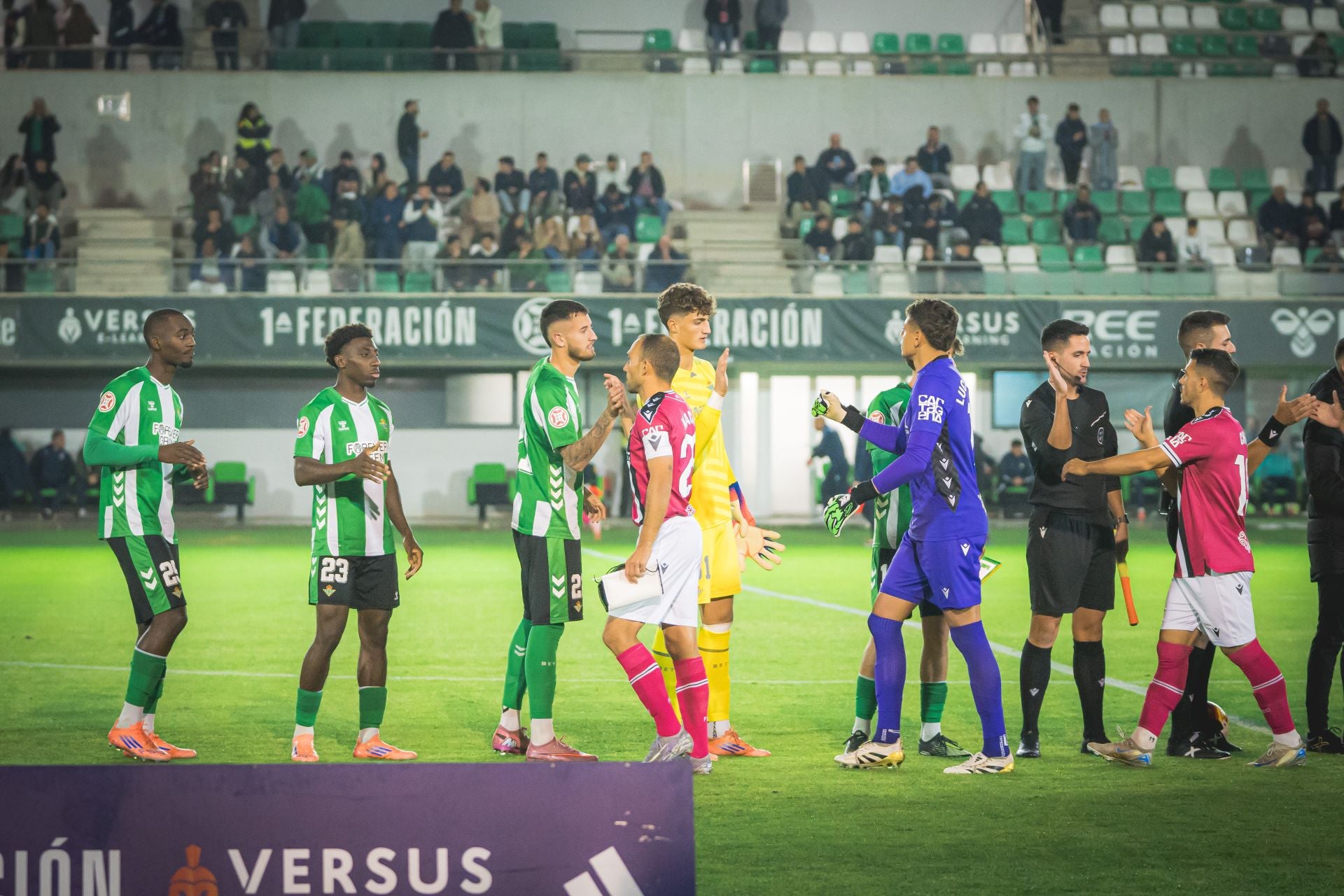 El FC Cartagena sufre y saborea la victoria, en imágenes