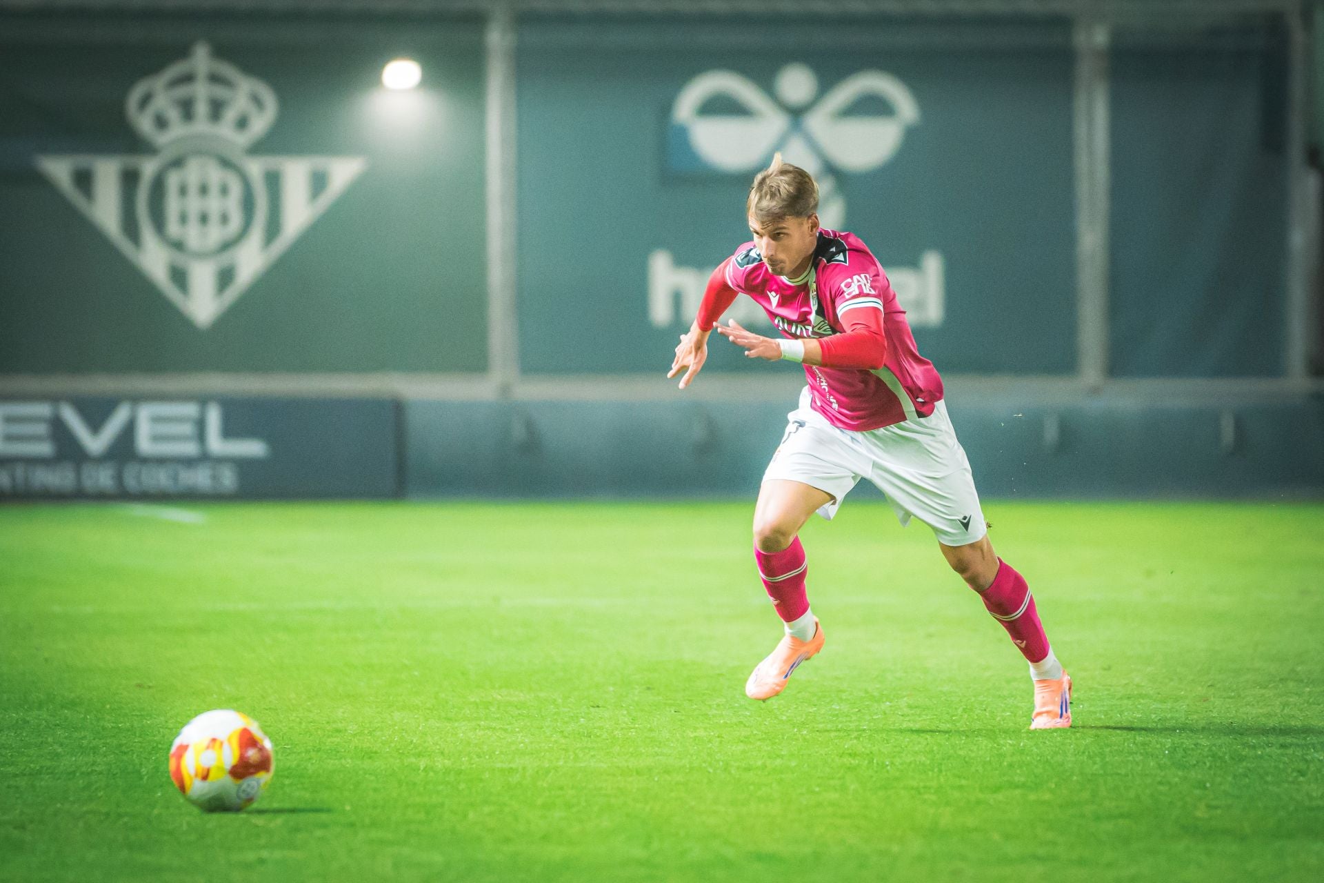 El FC Cartagena sufre y saborea la victoria, en imágenes