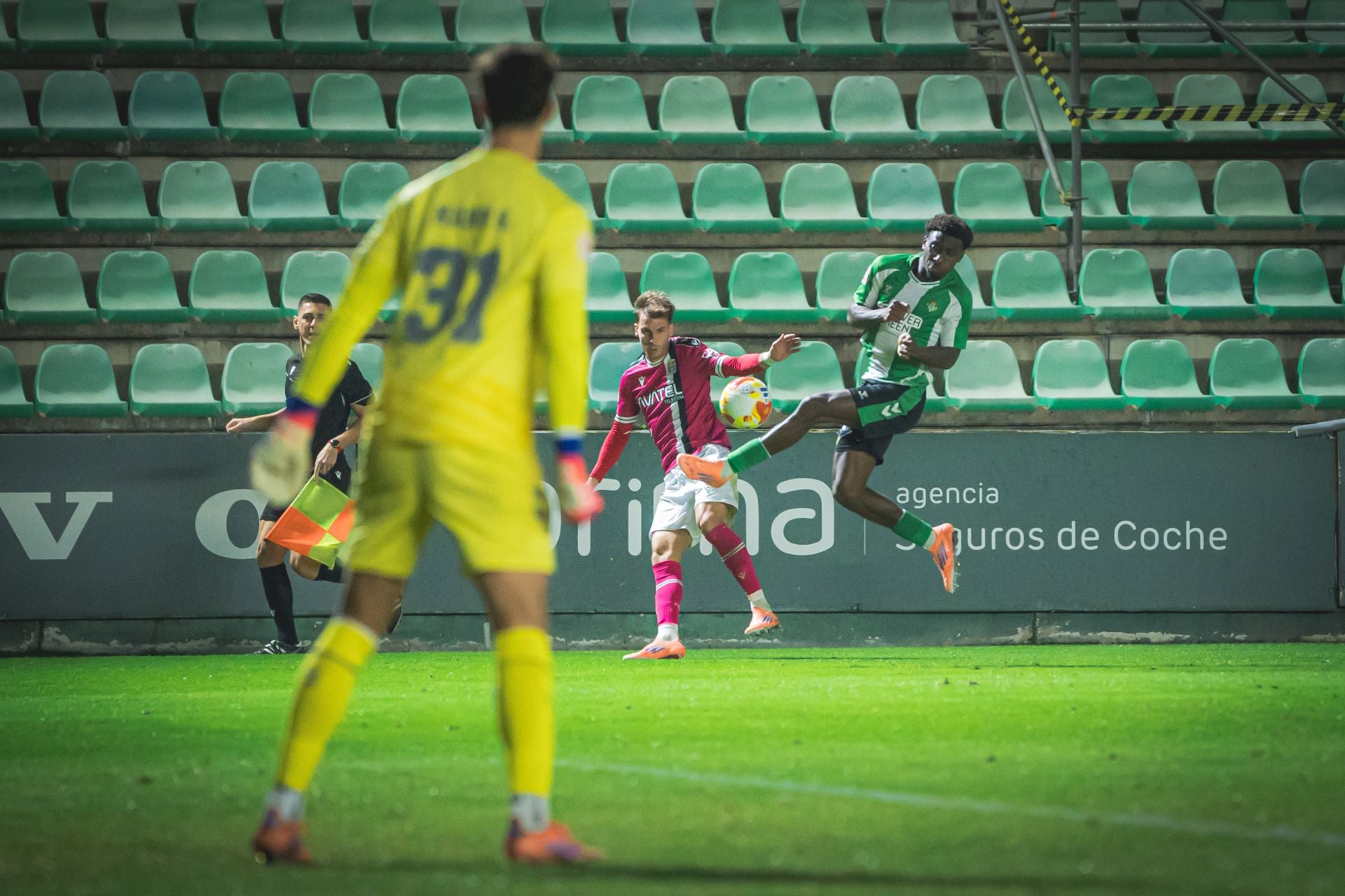 El FC Cartagena sufre y saborea la victoria, en imágenes