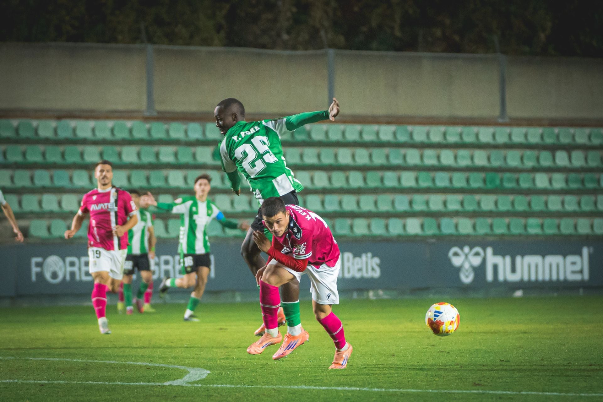 El FC Cartagena sufre y saborea la victoria, en imágenes
