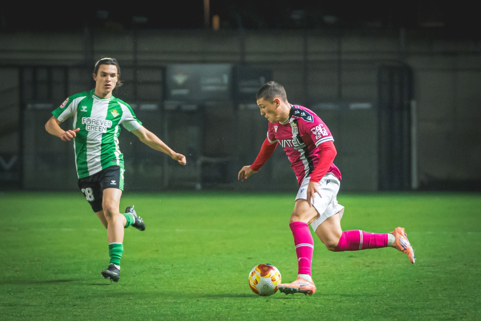 El FC Cartagena sufre y saborea la victoria, en imágenes