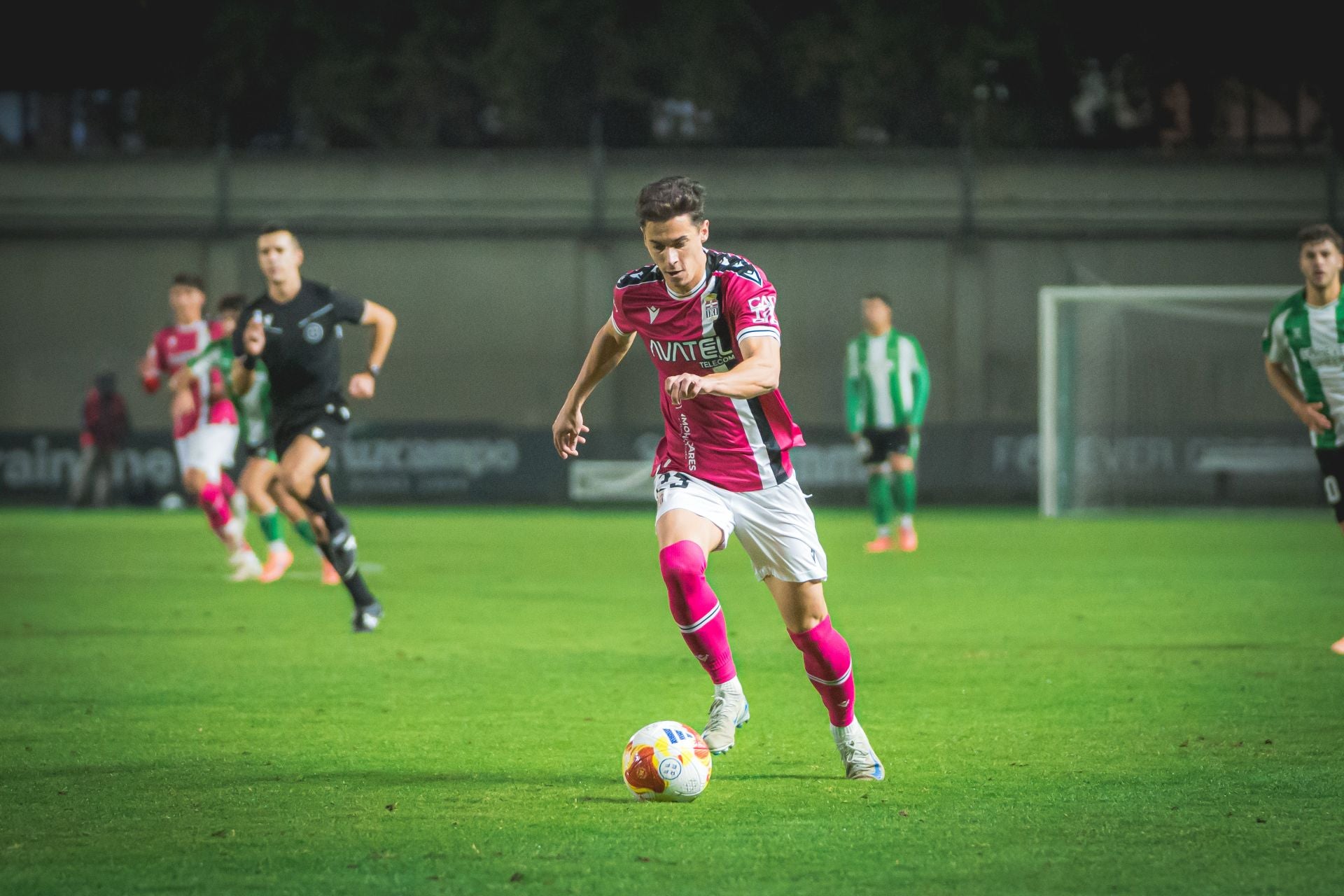 El FC Cartagena sufre y saborea la victoria, en imágenes