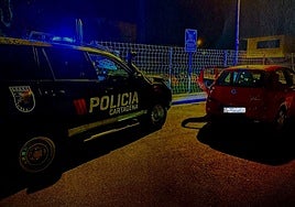 Un coche de la Policía Local junto a uno de los vehículos localizados
