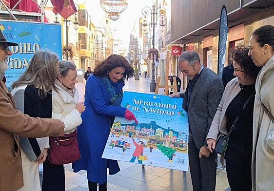 Presentación del mercado de Navidad en la calle Corredera, donde ya ha comenzado el montaje de las casetas.