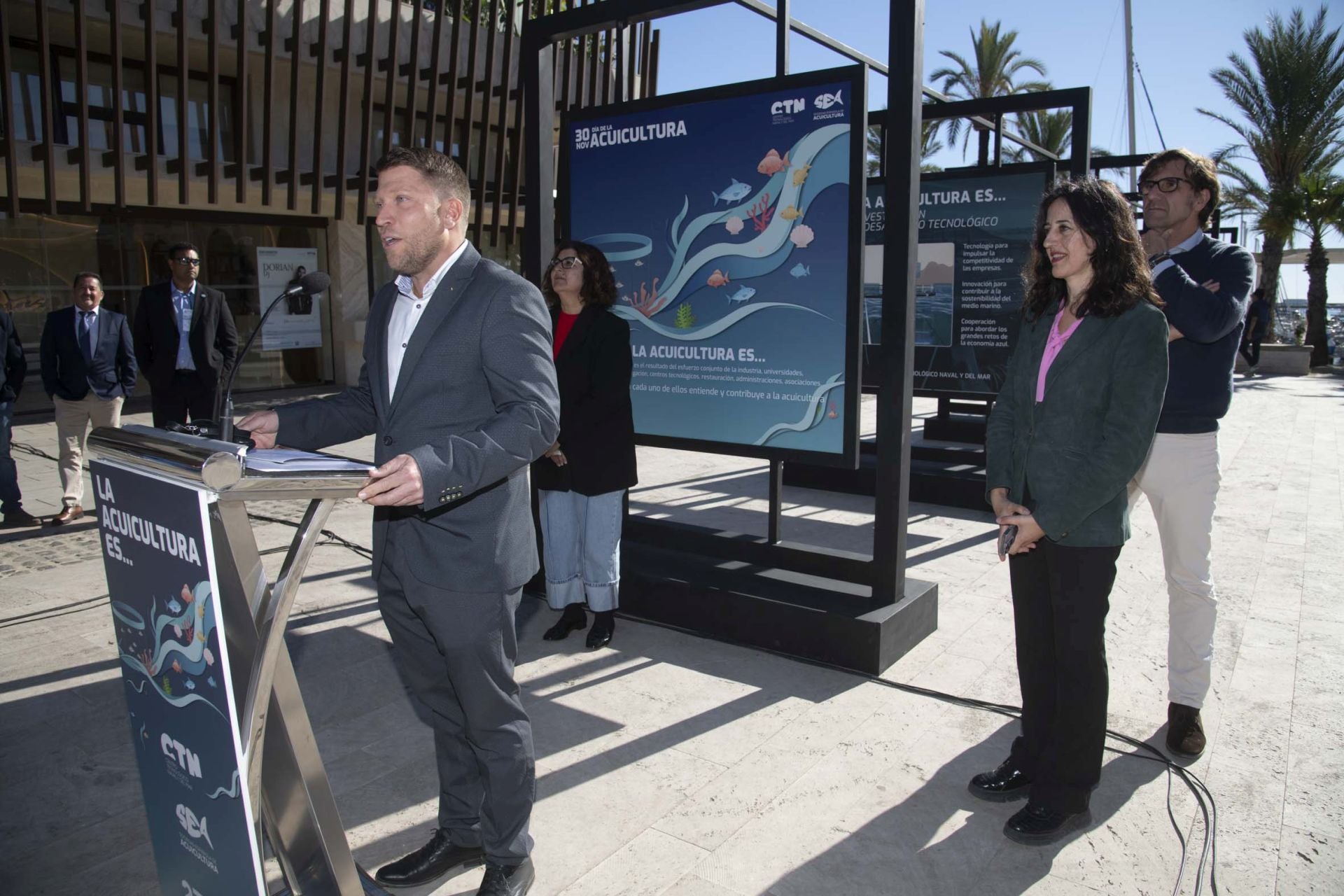 Las imágenes de la exposición &#039;La acuicultura es...&#039; en el Puerto de Cartagena