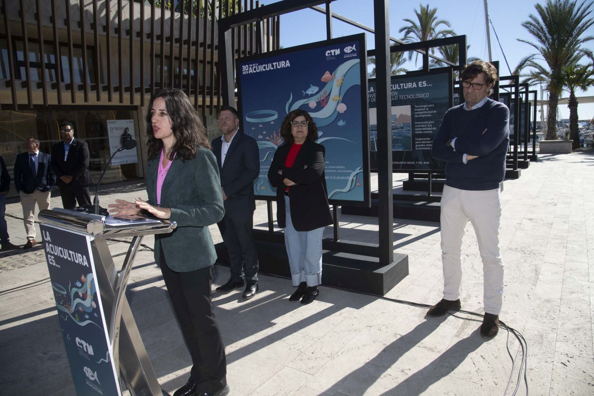 Las imágenes de la exposición &#039;La acuicultura es...&#039; en el Puerto de Cartagena