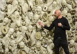 El artista Lidó Rico explica ayer el proceso para la creación de su mural, en el Almudí.