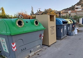 Contenedores de reciclaje en la pedanía murciana de Monteagudo.