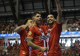 Darío, Juninho y Waltinho celebran un gol este curso.