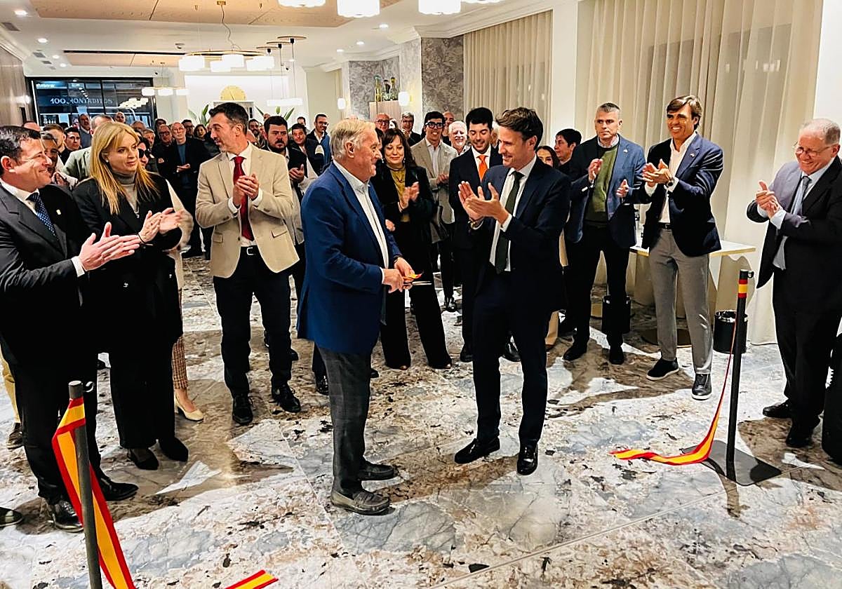 Corte de cinta en la inauguración del nuevo hotel.