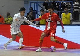 Motta intenta filtrar un pase en el partido disputado este sábado por el Jimbee en Ferrol.