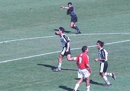 21/02/1999. Santi Carpintero se besa el anillo antes de cambiar de dirección y dirigirse hacia la grada lateral de La Condomina, a la que manda callar tras marcar el gol de la victoria ante el Murcia.