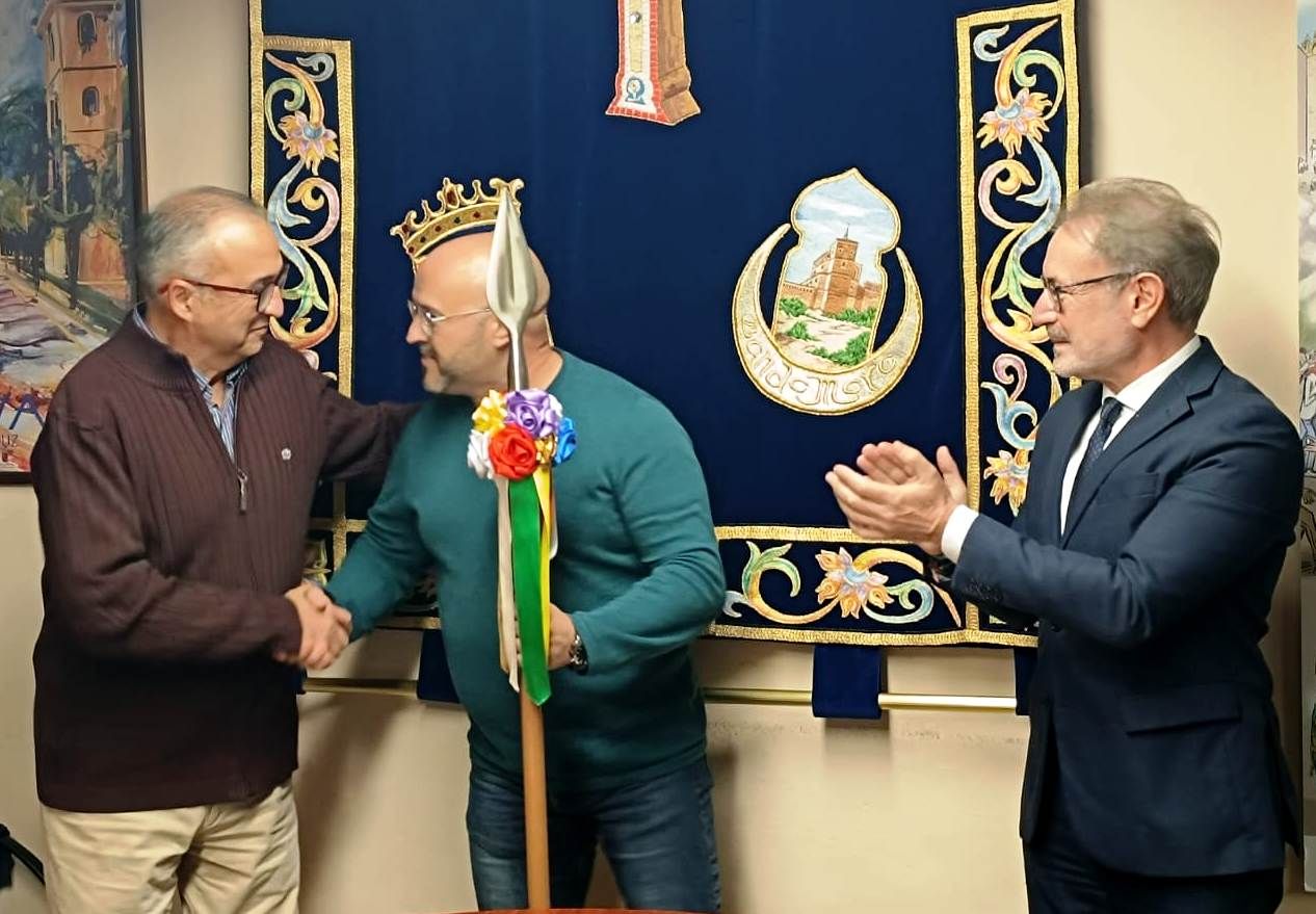 Jesús López Baquero (hermano mayor de la Vera Cruz); Francisco D Fdez Matallana (nuevo capitán) y Javier García-Villalba (capitán saliente)