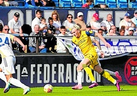 Vladys Kopotun, delantero del Alcorcón, conduce la pelota entre dos rivales en el partido a domicilio ante el Marbella de esta temporada.