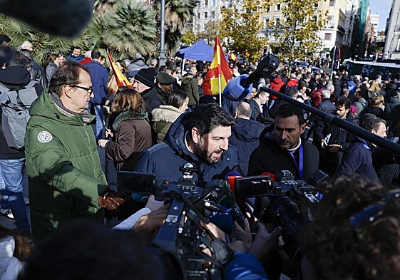 López Miras atiende a los medios, este domingo, en la manifestación en Madrid.